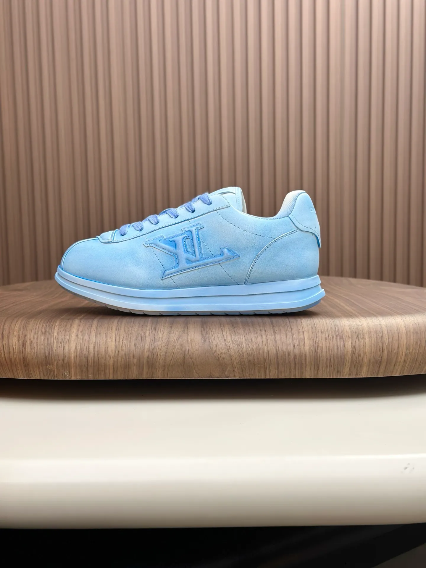 💰800💰Full package💰Top version Washed LV-Louis Vuitton-Classic catwalk new style 1:1 developed replica of the original version! ! The upper foot is very comfortable. It is made of luxurious materials, washed with fine workmanship, and the midsole is printed with English letters "Made in Europe." The upper is made of calfskin imported from Italy. The side is decorated with the brand's LOGO and signature. The latest latex foot pads and mesh lining make the foot feel super comfortable. The original two-color TPU combination outsole is specially provided by the original factory. Bag technology Goodyear stitched edges Fabric: Exclusive custom first-layer cowhide Accessories: Exclusive private model Vuitton logo, lining: Customized silk mesh lining - first-layer silk cowhide lining Outsole: TPU combination outsole wear-resistant, non-slip and anti-yellowing Foot pads: new latex pads-mesh sweat-absorbent Counter technology: fully computerized sewing machine wire drawing Toe box back cover Hot and cold shaping Full set of pull-top last with medium and low logo pattern Counter packaging - Shoelaces, certificates, cards, instructions, certificates of quality, dust bags, the most comprehensive packaging on the Internet, men's sizes 39-44 (38/45 custom-made, non-refundable!